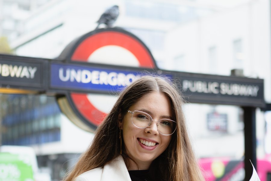 Capa do artigo: Como passar pela imigração sem perrengue, com a Amanda em Londres.