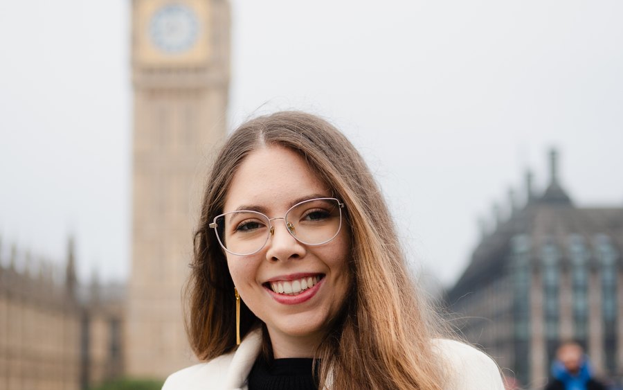 Capa do artigo: 10 frases em inglês que salvam qualquer viagem internacional, com a Amanda em Londres.